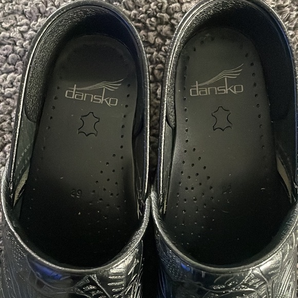 Dansko Professional Black Antique Tooled clog size 39 / 8.5 minor wear - Picture 5 of 7